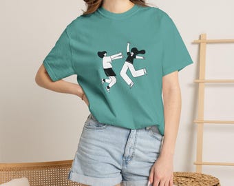 Camiseta "Só Vibrações Positivas" | Personagens Dançantes Ilustrados, Detalhes em Formato de Coração