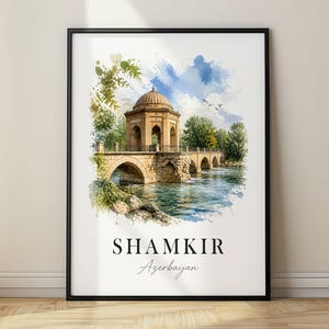 Peut inclure: Une affiche encadrée représentant une illustration à l'aquarelle d'un pont en pierre avec une structure en dôme à Shamkir, en Azerbaïdjan. L'œuvre présente des tons bleus, verts et bronzés, avec le texte SHAMKIR et Azerbaijan imprimé en dessous.