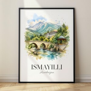 Peut inclure: Une affiche encadrée représentant une illustration à l'aquarelle d'un pont en pierre sur une rivière, un kiosque et des montagnes en arrière-plan. Le texte ISMAYILLI Azerbaijan est imprimé en noir au bas du papier blanc.