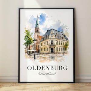Op de afbeelding: Een ingelijste kunstdruk met een aquarelillustratie van een historisch gebouw en kerktoren in Oldenburg, Duitsland. Het kunstwerk toont een straatbeeld met een lantaarnpaal, bomen en een blauwe lucht. De tekst luidt OLDENBURG Deutschland.