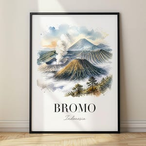 Könnte beinhalten: Ein gerahmter Kunstdruck mit einer Aquarellillustration des Mount Bromo in Indonesien. Das Bild zeigt einen rauchenden Vulkan mit strukturierten Hängen, nebligen Wolken und Bäumen im Vordergrund. Der Text BROMO Indonesia ist unten aufgedruckt.