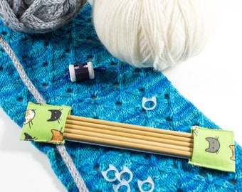 Scattered Kittens on Green DPN Holder | Sock Knitting DPN Holder | Cats Double Pointed Needle Holder