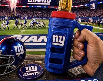 Puede incluir: Un soporte para bebidas de plástico azul con tapa de rosca roja, que presenta el logotipo de los New York Giants y el texto Assault Koozie. El soporte contiene una botella de cerveza de vidrio y se muestra junto a un casco de fútbol y un posavasos.