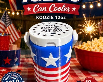 Puede incluir: Nevera portátil Igloo patriótica para latas, con diseño en rojo, blanco y azul. La nevera tiene estrellas blancas sobre fondo azul y rayas rojas y blancas. La tapa tiene el texto "We the People 1776" y estrellas. Para latas de 355 ml.