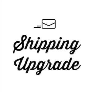 Op de afbeelding: Een zwart-witafbeelding met een gestileerde lijntekening van een envelop met bewegingslijnen aan de linkerkant, geplaatst boven de tekst Shipping Upgrade geschreven in een vetgedrukt, cursief zwart lettertype op een witte achtergrond.
