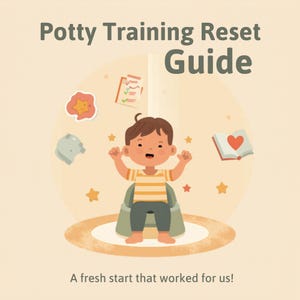 Può includere: Illustrazione di un bambino seduto su un vasino, con il testo "Potty Training Reset Guide". Il bambino indossa una maglietta a righe gialle e bianche e pantaloni grigi. L'immagine include stelle e altri elementi decorativi. Il testo in basso dice "A fresh start that worked for us!"