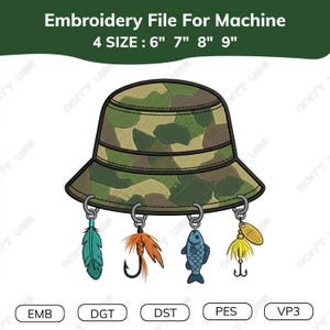 Può includere: Un file di ricamo per macchina raffigurante un cappello da pescatore mimetico con quattro esche da pesca appese: una piuma verde acqua, una mosca arancione, un pesce blu e un cucchiaino rotante giallo. Testo: Embroidery File For Machine, 4 SIZE : 6" 7" 8" 9", EMB, DGT, DST, PES, VP3.