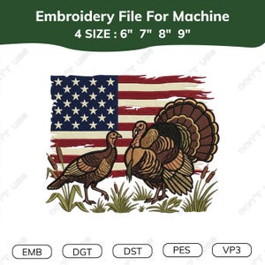 Op de afbeelding: Een borduurbestand voor machines met twee kalkoenen in het gras met lisdodden voor een verweerde Amerikaanse vlag. De tekst luidt Embroidery File For Machine 4 SIZE : 6" 7" 8" 9" met de bestandsformaten EMB, DGT, DST, PES en VP3.