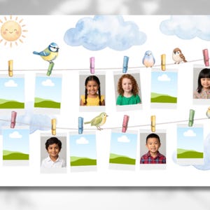 Può includere: Una stampa in stile acquerello con un cielo soleggiato con nuvole e uccelli. Le foto dei bambini sono attaccate a uno stendibiancheria con mollette. L'opera d'arte ha un'atmosfera allegra e stravagante.