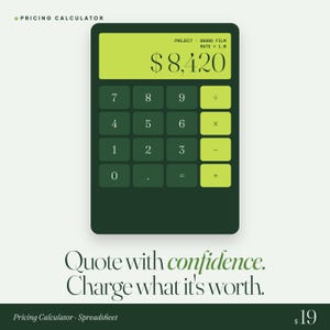 Op de afbeelding: Een donkergroene rekenmachine met een limoengroen display met "$8.420". De rekenmachine heeft een toetsenbord met cijfers en wiskundige symbolen. De tekst "Quote with confidence. Charge what it's worth" staat eronder.