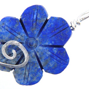 Ciondolo fiore scolpito in lapislazzuli afghano avvolto in filo martellato in argento sterling con collana a catena SP 3674P