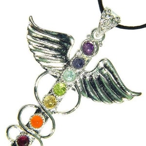 Collana con ciondolo con accenti di pietre preziose sfaccettate caduceo in argento 7 chakra 3365D