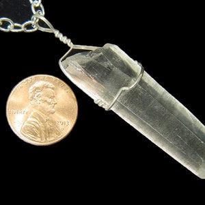 Pendentif en cristal de quartz à terminaison naturelle enveloppé de fil d’argent sterling 5005E