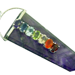 Puede incluir: Un colgante de plata con una punta de amatista púrpura y siete piedras preciosas de colores que representan los siete chakras. El colgante está diseñado para ser usado como collar.