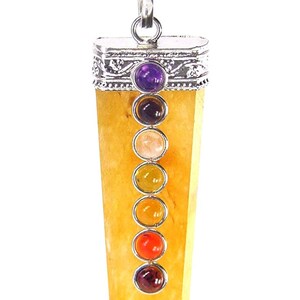 Pode incluir: Um pingente de cristal amarelo com uma configuração de prata e sete pedras de chakra. As pedras são ametista, índigo, azul, verde, amarelo, laranja e vermelho.