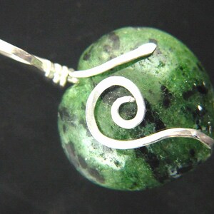 Sterling zilveren handdraad gewikkeld natuurlijke robijn in zoisiet bladerdeeg hart lapidaire edelsteen hanger ketting 6861P