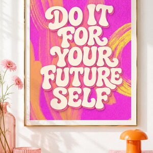 Stampa motivazionale retrò in stile groovy, decorazione murale massimalista rosa acceso (download digitale)