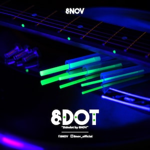 Puede incluir: Un mástil de guitarra con puntos laterales de color verde brillante, acompañado de varios tornillos metálicos pequeños y varillas finas de color verde luminoso dentro de tubos de plástico transparente. El texto 8NOV y 8DOT Sidedot by 8NOV es visible.