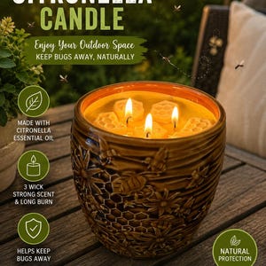 Könnte beinhalten: Ein brauner Keramik-Kerzenhalter mit einem strukturierten Waben- und Bienenrelief, gefüllt mit gelbem Wachs, drei brennenden Dochten und wabenförmigen Wachsverzierungen. Der Text lautet CITRONELLA CANDLE, Enjoy Your Outdoor Space, KEEP BUGS AWAY, NATURALLY, MADE WITH CITRONELLA ESSENTIAL OIL, 3 WICK STRONG SCENT & LONG BURN, HELPS KEEP BUGS AWAY, NATURAL PROTECTION, PERFECT FOR PATIOS, DECKS & BACKYARDS.