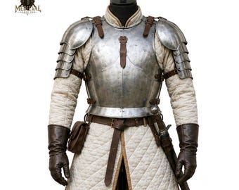 Corazza da cavaliere medievale ~ Armatura pettorale in acciaio realizzata a mano, con pomello e gambeson imbottito per LARP, cosplay e rievocazioni rinascimentali.