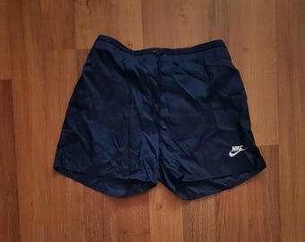 Pantalones cortos vintage de los años 80 y 90 con logo Nike / Talla M / Azul marino / Poliéster / Ropa deportiva retro estilo streetwear