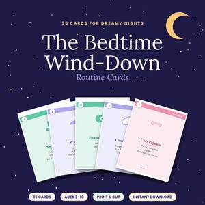 Op de afbeelding: Een set van vijf pastelkleurige bedtijdroutinekaarten tegen een marineblauwe achtergrond met een maan. De kaarten bevatten illustraties en tekst, waaronder "Cozy Pajamas" en "The Bedtime Wind-Down". Voor kinderen van 3-10 jaar.