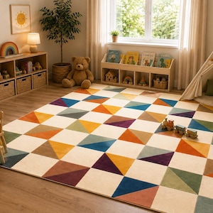 Könnte beinhalten: Ein großer rechteckiger Teppich mit einem sich wiederholenden geometrischen Muster aus cremefarbenen Quadraten und Dreiecken in den Farben Orange, Gelb, Blau, Grün und Violett. Der Teppich liegt auf einem Holzboden in einem Raum mit Spielzeug.