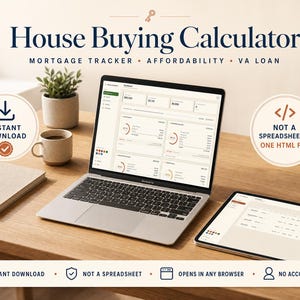 Op de afbeelding: Een laptop en tablet tonen een interface voor een huisaankoopcalculator. De tekst "House Buying Calculator" staat bovenaan. Extra tekst omvat "Mortgage Tracker", "Affordability" en "VA Loan". De afbeelding bevat ook de tekst "Instant Download" en "Not a Spreadsheet - One HTML File".