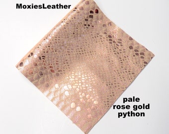 Oro rosa serpiente impresión cuero // cuero genuino, pendientes de cuero, piezas de cuero .moxies cuero, chatarra de cuero