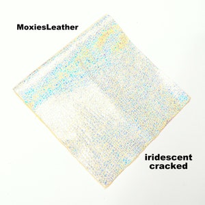 Puede incluir: Primer plano de cuero agrietado iridiscente sobre un fondo amarillo claro. El texto "MoxiesLeather" est&aacute; en la esquina superior izquierda y "iridescent cracked" en la esquina inferior derecha.