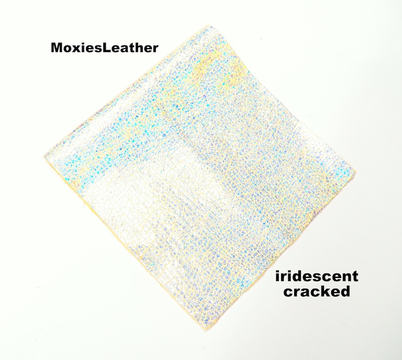Puede incluir: Primer plano de cuero agrietado iridiscente sobre un fondo amarillo claro. El texto "MoxiesLeather" est&aacute; en la esquina superior izquierda y "iridescent cracked" en la esquina inferior derecha.