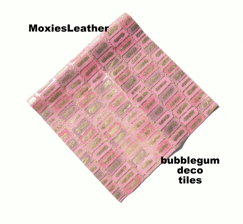 Puede incluir: Piel sint&eacute;tica rosa con un patr&oacute;n geom&eacute;trico de purpurina dorada. El patr&oacute;n se asemeja a una serie de rect&aacute;ngulos superpuestos. El texto "bubblegum deco tiles" est&aacute; impreso en negro en la esquina inferior derecha de la imagen.