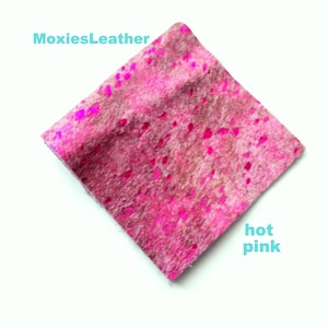 Könnte beinhalten: Nahaufnahme eines rosa-braunen Lederstoffs mit einem gesprenkelten Muster. Der Stoff ist mit "MoxiesLeather" und "heißrosa" beschriftet.