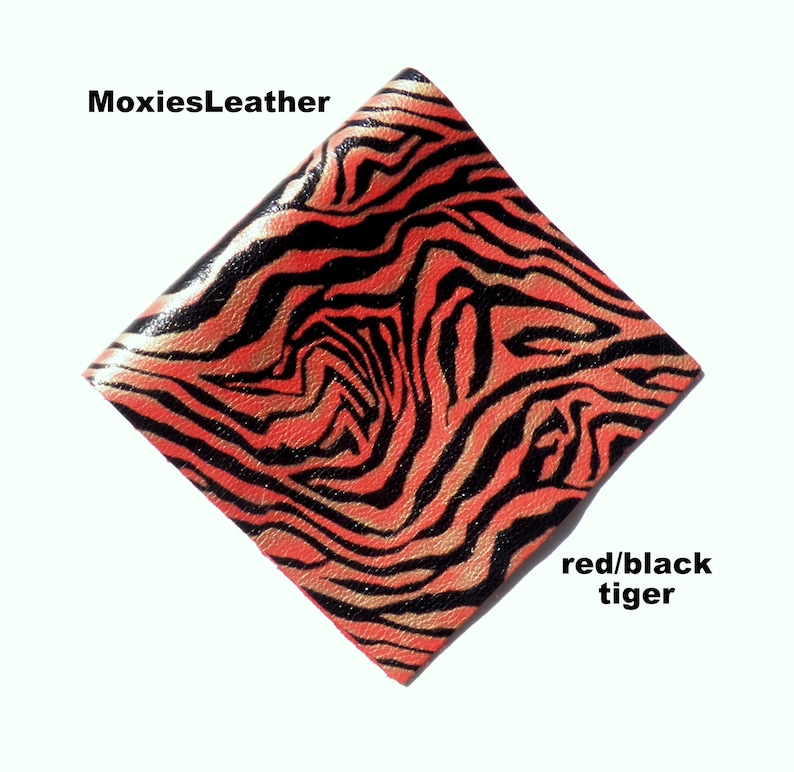 Puede incluir: Cuero de estampado de tigre rojo y negro con brillo dorado. MoxiesLeather.