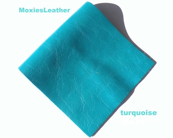 Może przedstawiać: Wzornik skóry w kolorze turkusowym o fakturowanej powierzchni. MoxiesLeather.