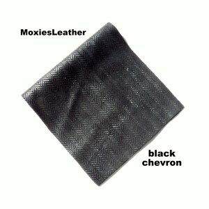 Puede incluir: Tela negra con estampado de chevron y un brillo sutil. MoxiesLeather.