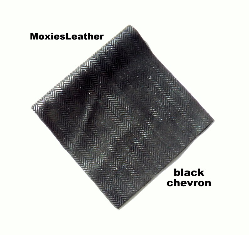 Puede incluir: Tela negra con estampado de chevron y un brillo sutil. MoxiesLeather.