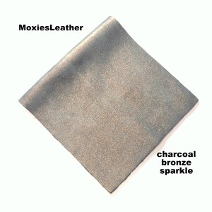 Puede incluir: Un trozo cuadrado de cuero de carb&oacute;n con un acabado brillante de bronce. MoxiesLeather.