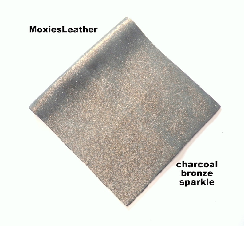 Puede incluir: Un trozo cuadrado de cuero de carb&oacute;n con un acabado brillante de bronce. MoxiesLeather.