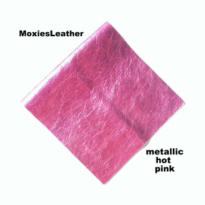 Puede incluir: Un trozo cuadrado de cuero rosa caliente met&aacute;lico. MoxiesLeather est&aacute; escrito en negro en la parte superior de la imagen.
