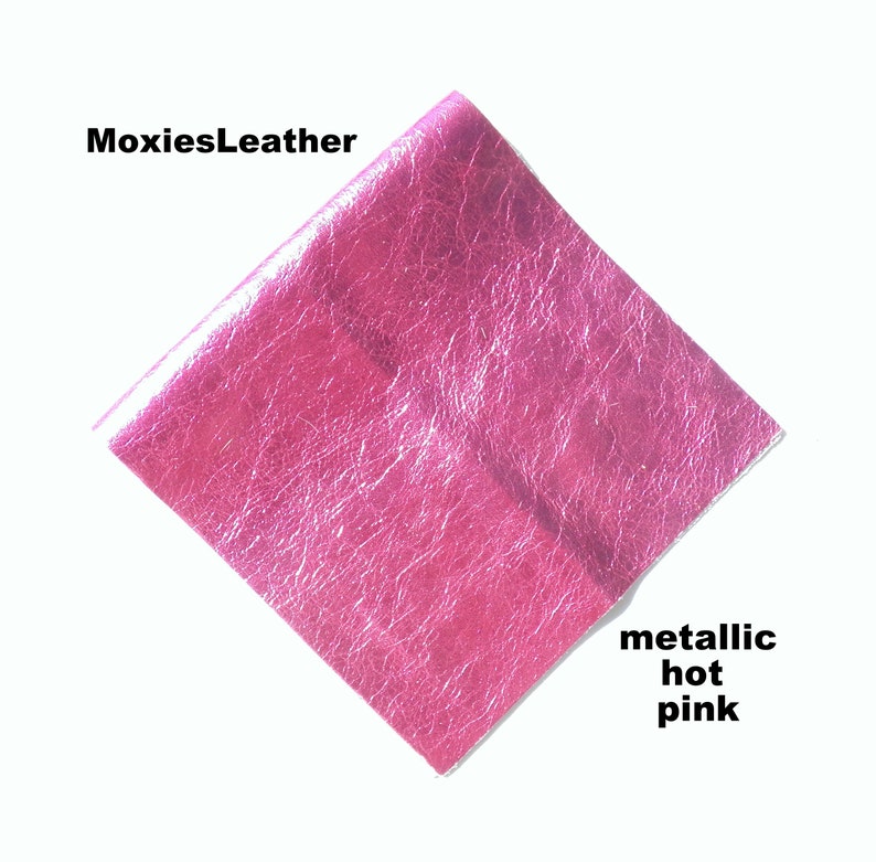 Puede incluir: Un trozo cuadrado de cuero rosa caliente met&aacute;lico. MoxiesLeather est&aacute; escrito en negro en la parte superior de la imagen.