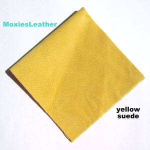 Op de afbeelding: Een vierkant stuk geel suède leer. De tekst "MoxiesLeather" staat in de linkerbovenhoek en "yellow suede" in de rechterbenedenhoek.