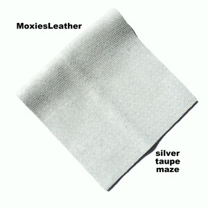 Puede incluir: Primer plano de una tela texturizada plateada y topo con un patr&oacute;n de laberinto. La tela se llama "MoxiesLeather".