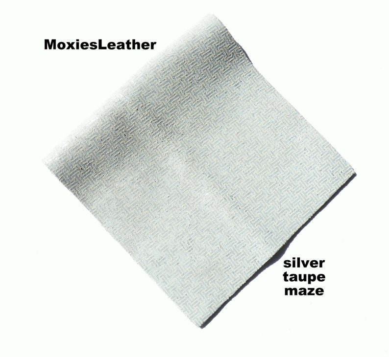Puede incluir: Primer plano de una tela texturizada plateada y topo con un patr&oacute;n de laberinto. La tela se llama "MoxiesLeather".