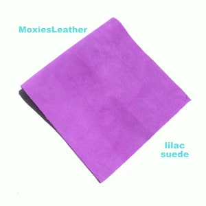 Può includere: Un pezzo quadrato di pelle scamosciata lilla. Il testo "MoxiesLeather" è nell'angolo in alto a sinistra e "lilac suede" è nell'angolo in basso a destra.