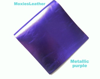 Pode incluir: Folha de couro sintético de cor roxo metálico. MoxiesLeather.