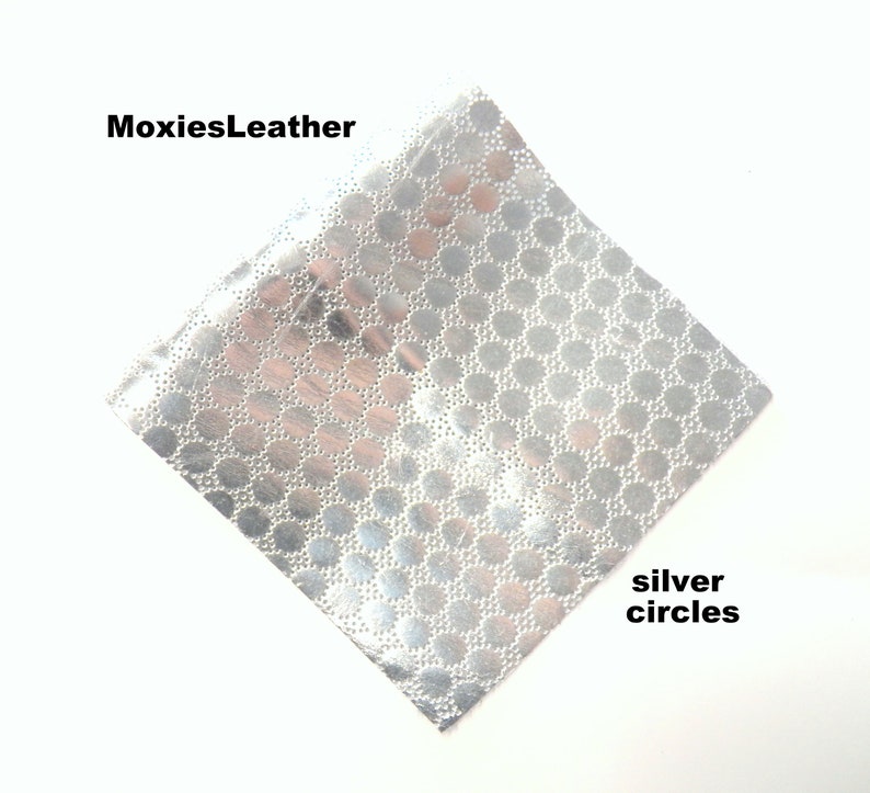 Puede incluir: Primer plano de una hoja de cuero plateado con un patr&oacute;n repetitivo de peque&ntilde;os c&iacute;rculos. El texto "MoxiesLeather" est&aacute; en la esquina superior izquierda de la imagen. El texto "silver circles" est&aacute; en la esquina inferior derecha de la imagen.