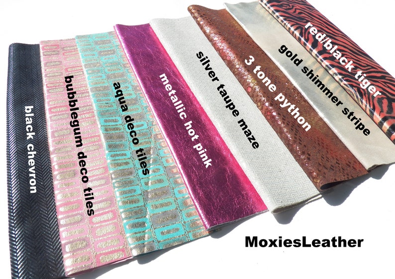 Puede incluir: Una variedad de muestras de cuero en diferentes colores y patrones, incluyendo chevron negro, azulejos decorativos de chicle, azulejos decorativos de aguamarina, rosa caliente met&aacute;lico, laberinto de topo plateado, pit&oacute;n de 3 tonos, raya dorada brillante y tigre rojo/negro. El texto "MoxiesLeather" es visible en la esquina inferior derecha de la imagen.