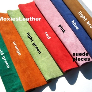 Peut inclure: Assortiment de pièces en cuir suédé de différentes couleurs, notamment vert émeraude, orange, vert clair, rouge, rose, bleu et brun clair. Le texte "MoxiesLeather" et "pièces en daim" est visible sur l'image.