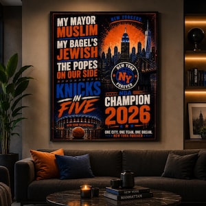 Op de afbeelding: Een rechthoekige wandkunstprint met een New York basketbalthema met oranje en blauwe tekst: MY MAYOR MUSLIM, MY BAGEL'S JEWISH, THE POPES ON OUR SIDE, KNICKS IN FIVE, NEW YORK FOREVER, NBA CHAMPION 2026, ONE CITY, ONE TEAM, ONE DREAM.
